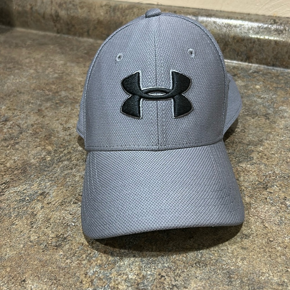 Boys Under Armour hat size sm/med. In good condition and smoke-free home.